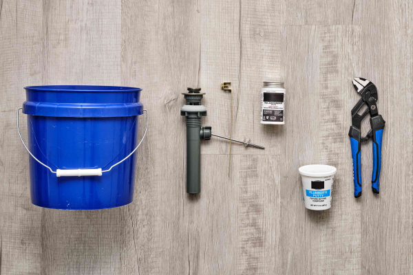 Materialen en tools om een ​​pop-up te installeren afvoerstop in wastafel in badkamer
