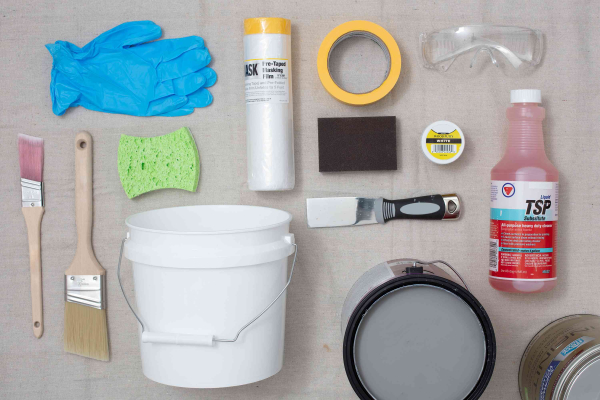 Materialen en hulpmiddelen om verf een plint