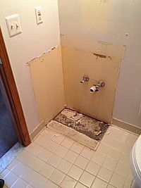 Een foto van een verwijderde badkamermeubel