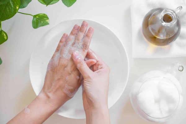 Handen gewassen met water en zeep na het verwijderen van spray verf