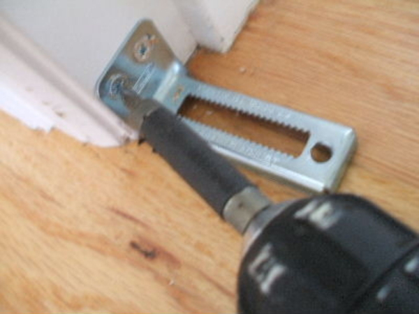 Installeer trapas tussen vloer en deurframe