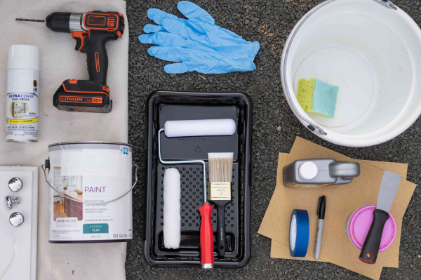Materialen en gereedschappen om badkamerkasten te schilderen