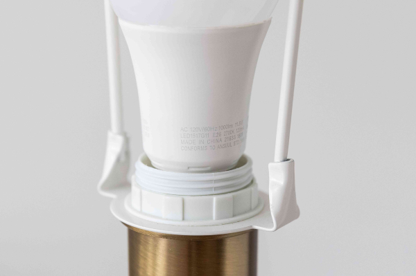 Maximaal wattage-label aan de onderkant van de lamp in armatuur