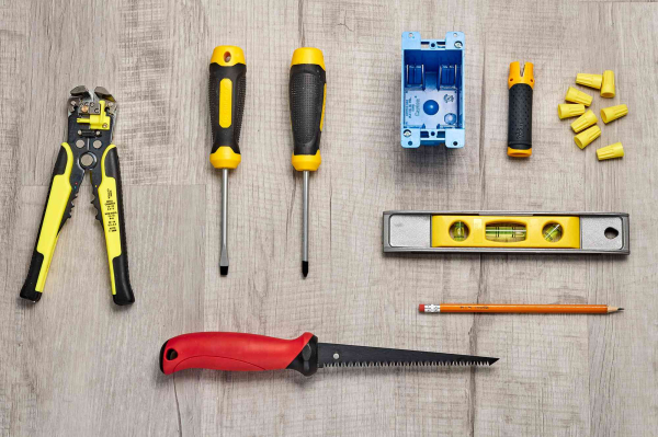 Materialen en gereedschappen om een ​​oude elektrische installatie te installeren box