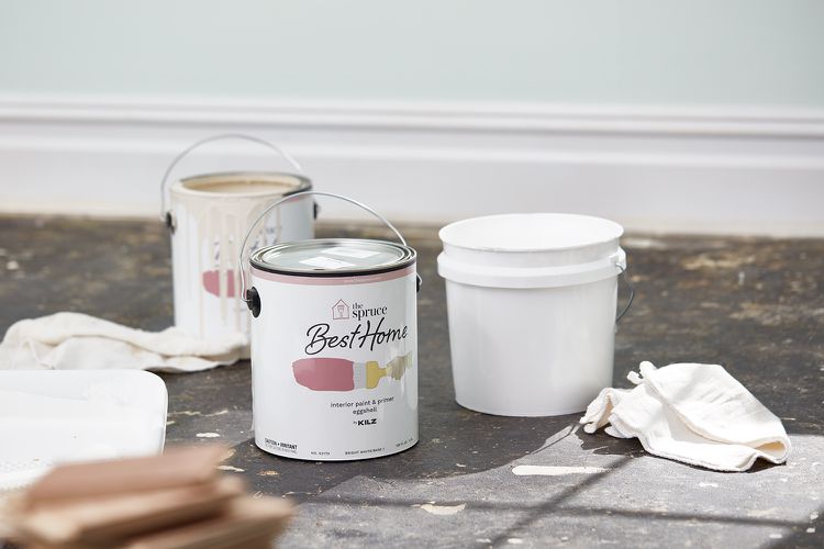 What is the recommended waiting time between applying layers of paint?